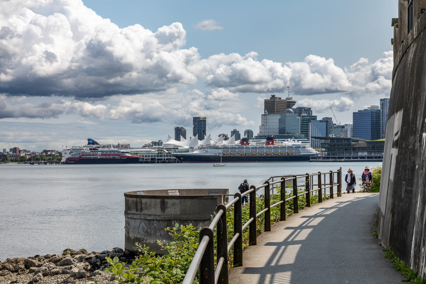 Seawall path toward cruise ships and Canada Place